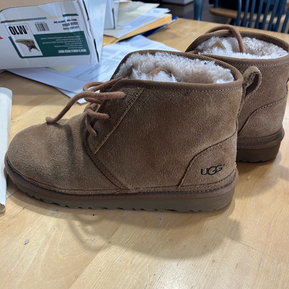 Great condition Womens size 8, Mens size 6 uggs
